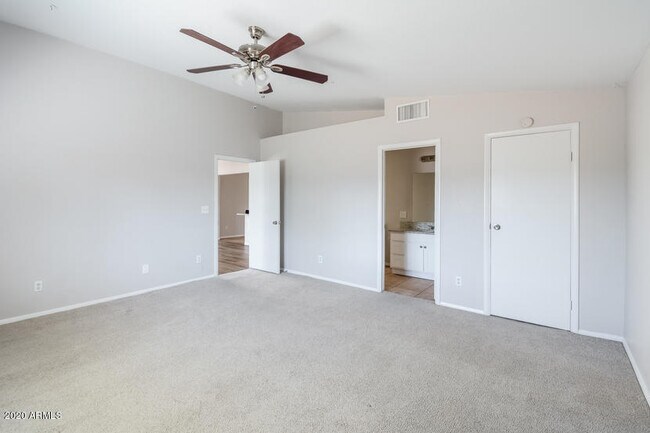 Building Photo - 10915 W Glenrosa Ave