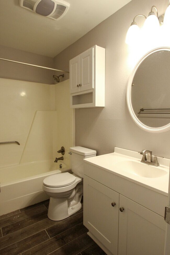 Building Photo - Freshly Remodeled & Ready For You To Call Home!