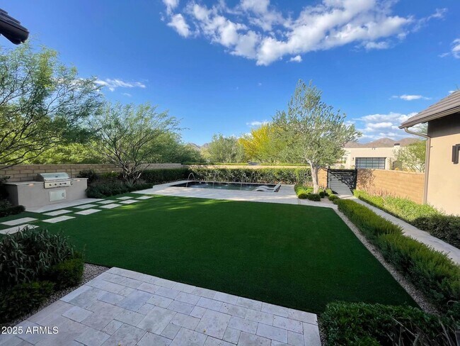 Building Photo - 10203 E Camelot Ct