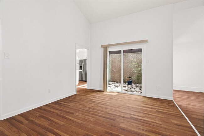 Building Photo - 15903 Hickory Knoll Dr
