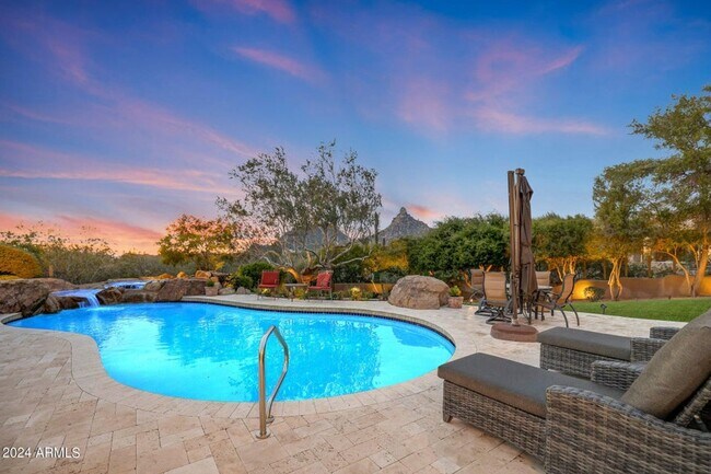 Building Photo - Beautiful custom home with backyard Oasis!