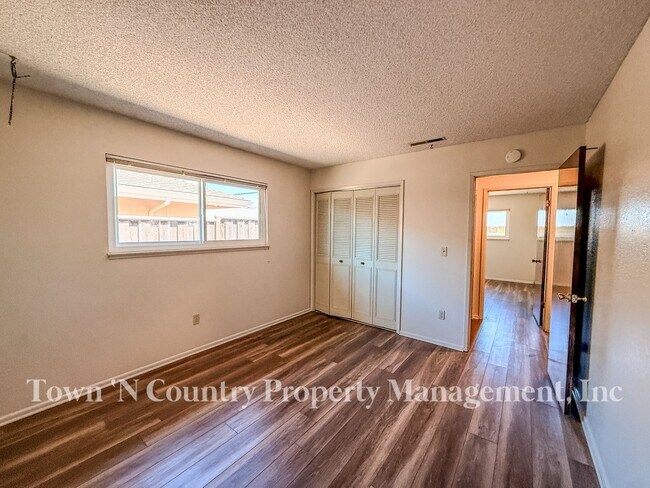 Building Photo - 732 La Mesa Dr