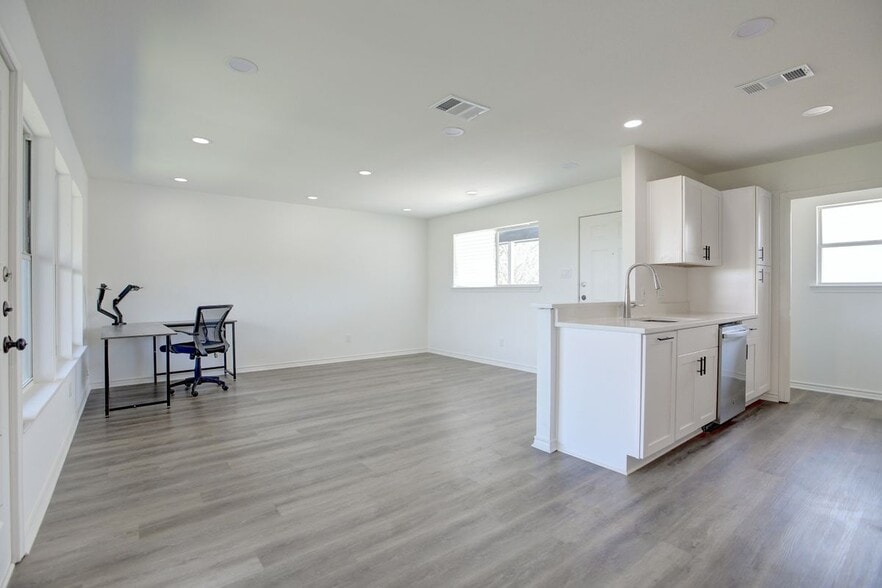 Building Photo - 450 Shady Bluff Dr