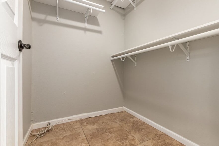 Building Photo - 850 S River Dr