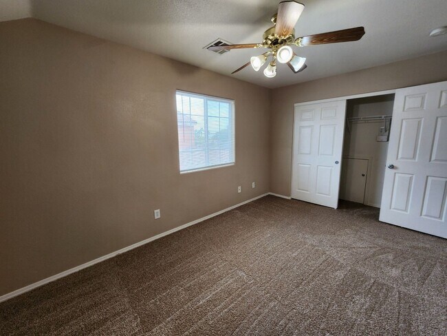 Building Photo - Charming 3 bedroom home with great curb ap...