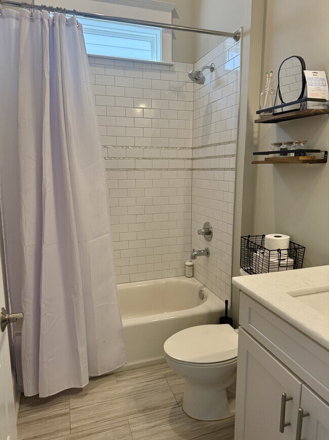 Building Photo - 2417B Porter Rd