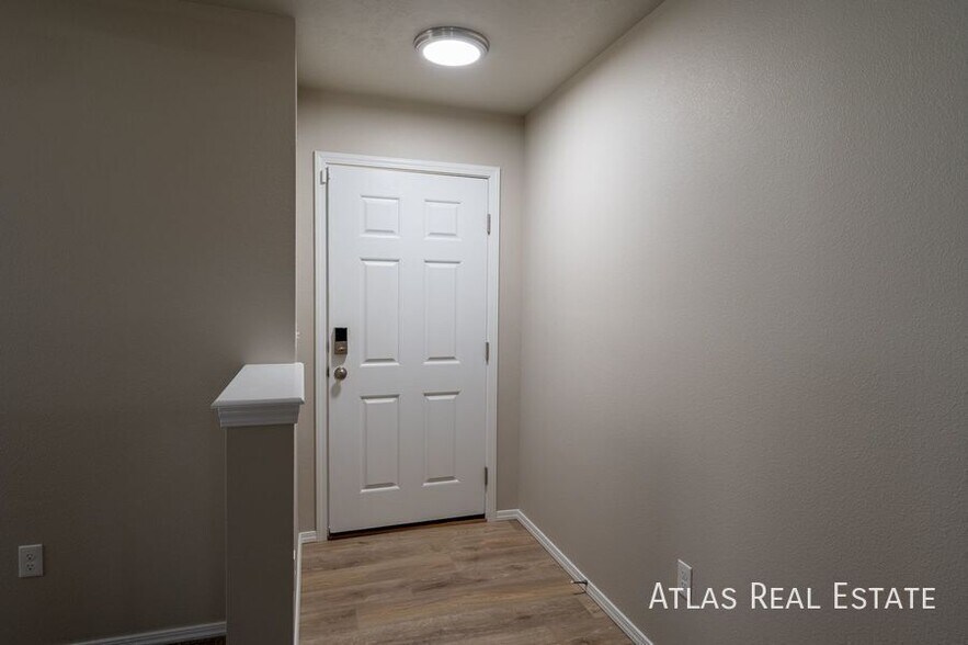 Building Photo - 20363 Stockbridge Way