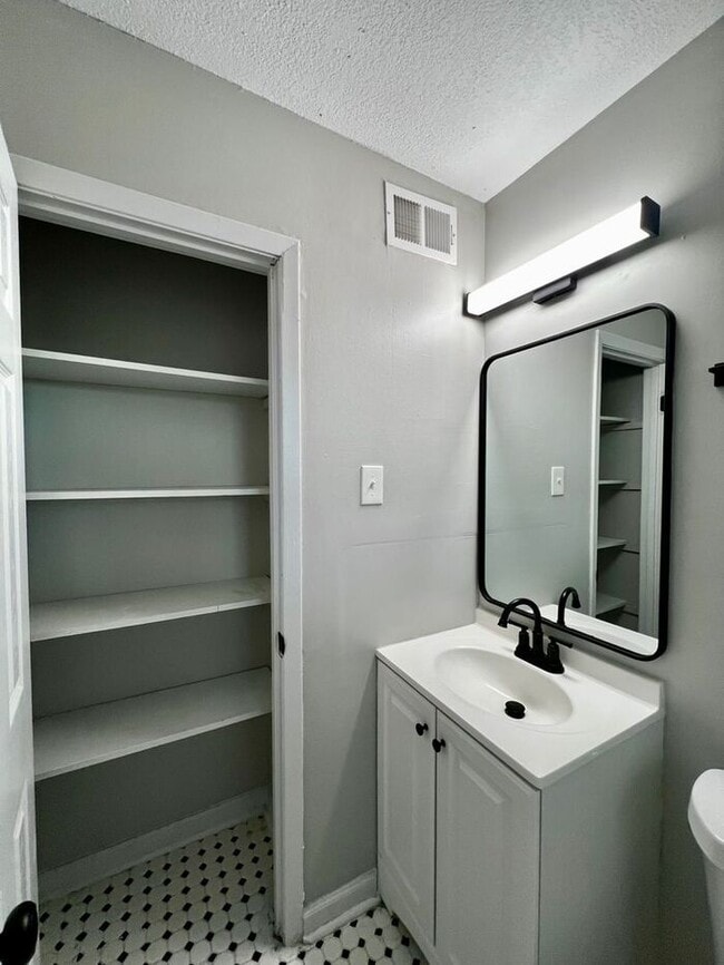 Building Photo - Newly Renovated 1bd/1ba Near University of Memphis!