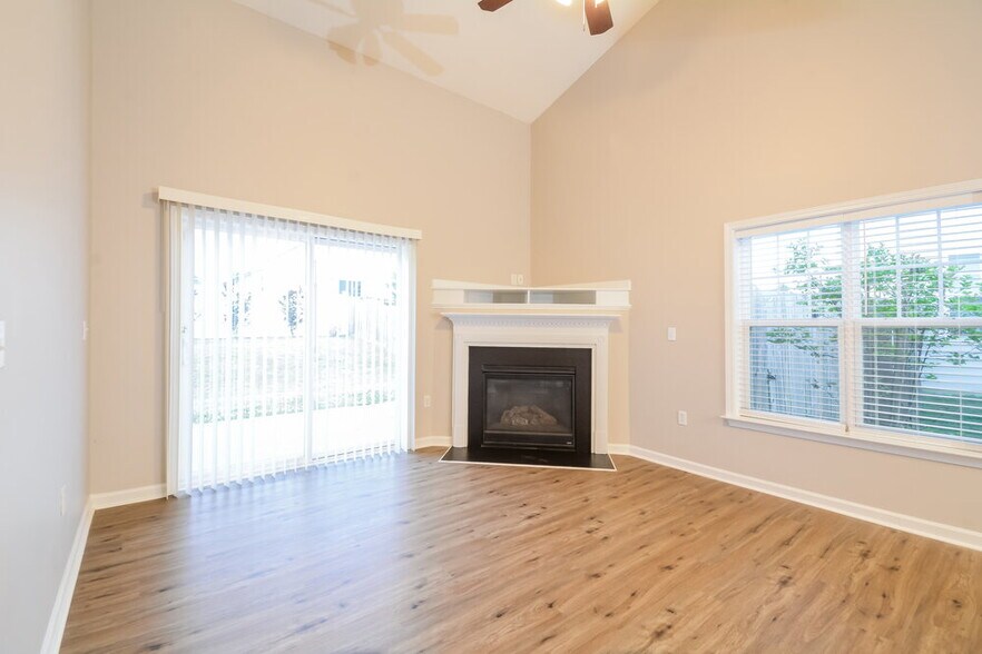 Building Photo - 229 Breezemont Dr