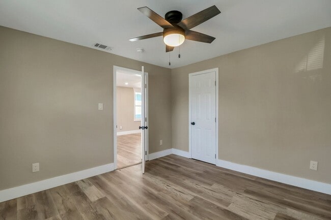 Building Photo - 3 BED | 2 BATH | REAR OFF-STREET PARKING |...