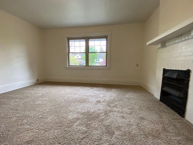 Building Photo - Charming Three Bedroom Townhouse in Squirr...