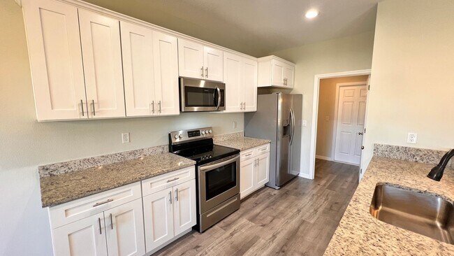 Building Photo - DISCOVER THE BEAUTIFUL 2 Bd/2Ba Duplex in Sebring!!