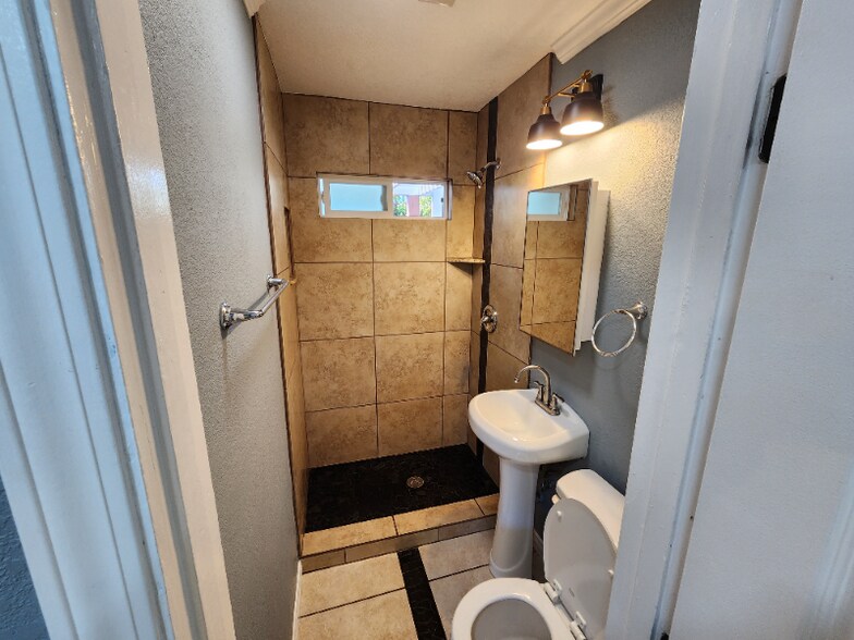 Building Photo - 717 S Pine St