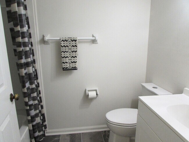 Building Photo - 2 Bed, 2 Bath Condo - Desirable Location -...