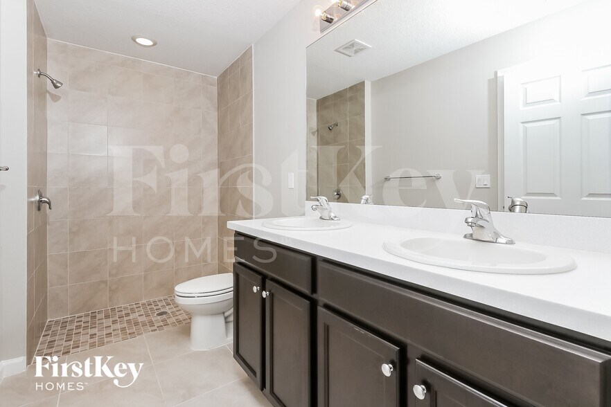 Building Photo - 2114 SW Biella Ave