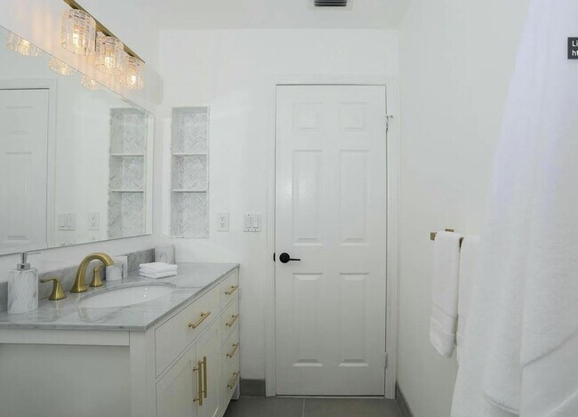 Building Photo - 819 Windermere Way