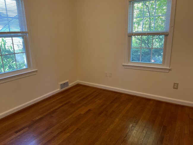 Building Photo - Lovely Home with Two Car Detached Garage