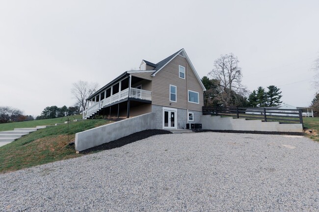 Building Photo - Beautiful Home Located in Blacksburg