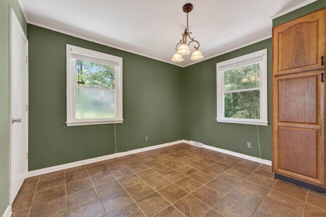 Building Photo - 3 Bedroom Pet Friendly Home For Rent Near Heritage Park!