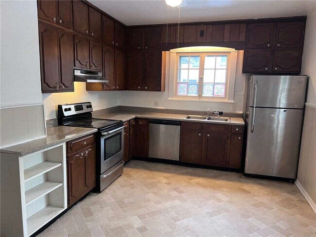 Building Photo - 135 Arbordale Ave