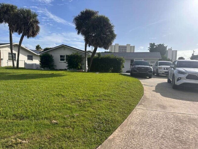 Building Photo - 2563 S Peninsula Dr