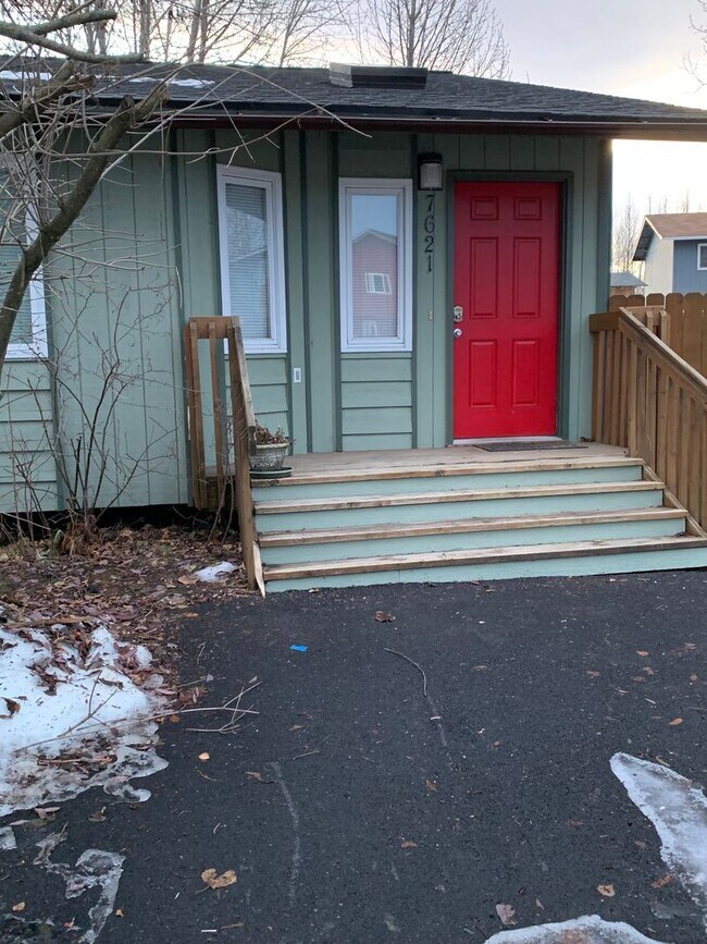 Building Photo - AVAILABLE NOW!! West side - 2 Bdrm, 1 Bath