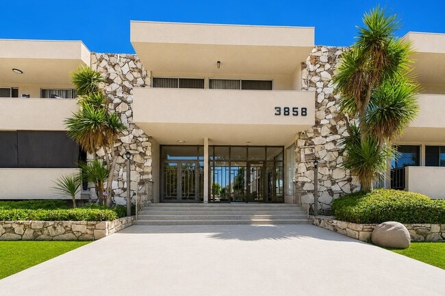 Building Photo - Commodore Apartments