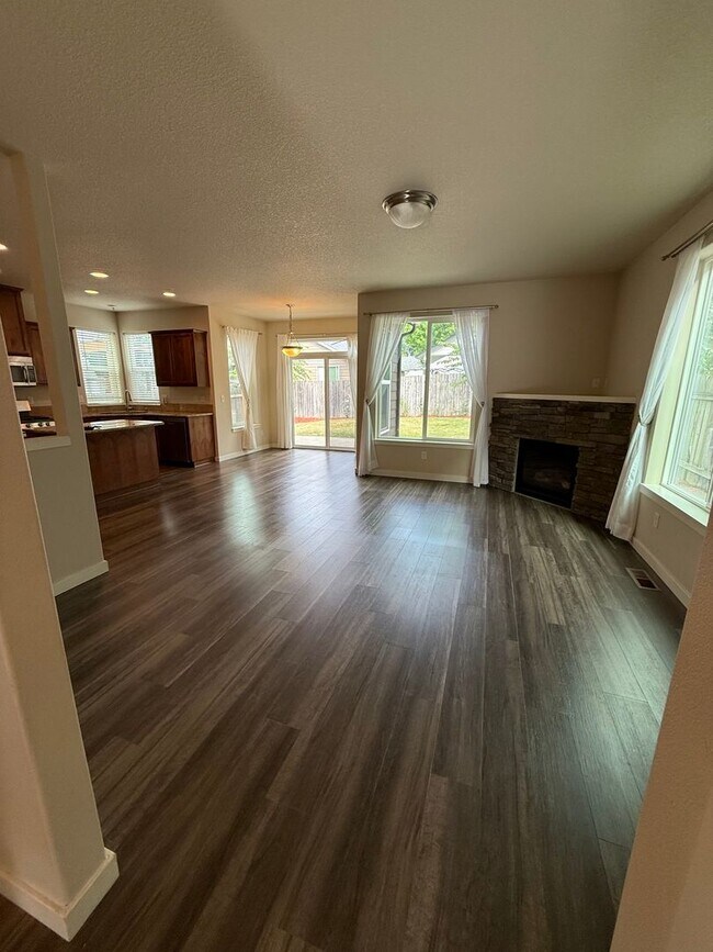 Building Photo - Gorgeous 4Bd/2.5Ba Craftsman Home in East Vancouver!