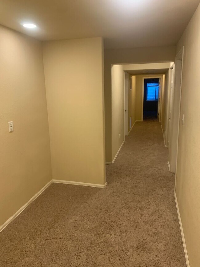Building Photo - Gorgeous 7 Bed/3.5 Bath Home for Rent in C...