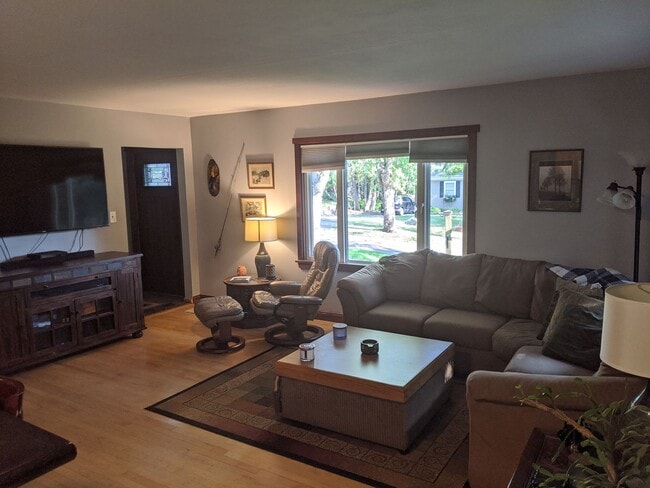 Building Photo - Amazing 4 Bedroom 2 Bathroom House with Garage!