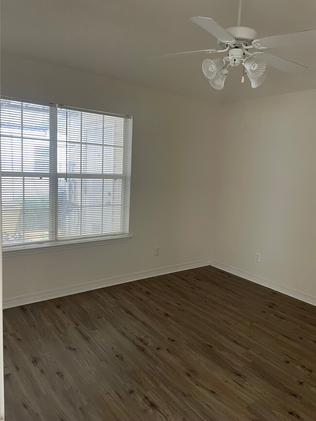 Building Photo - 808 Crystal Wells Ct S