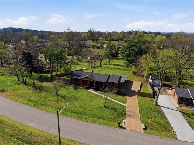 Building Photo - 2820 Donna Hill Dr