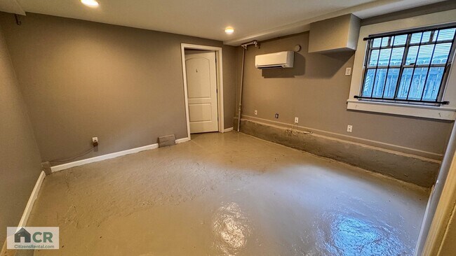 Building Photo - HUGE 9 bedroom house just a few blocks from campus! Text 727-459-4141 for more info.