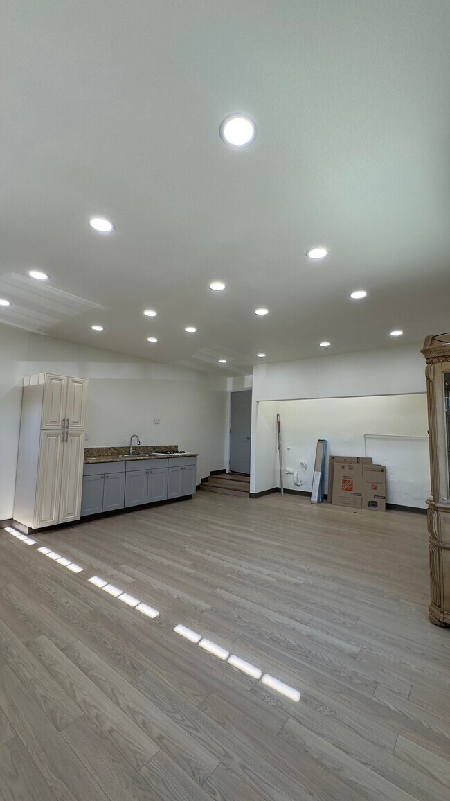 Building Photo - 6552 N Augusta St