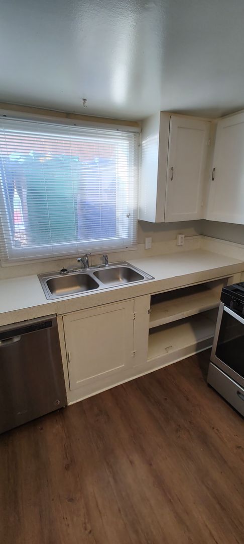 Building Photo - FANTASTIC Basement Unit!!!!