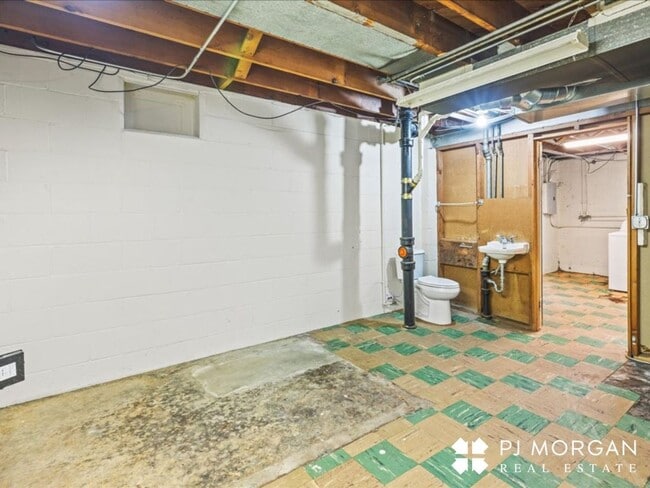 Building Photo - 2 bedroom, 1.5 Bathroom House Available Im...