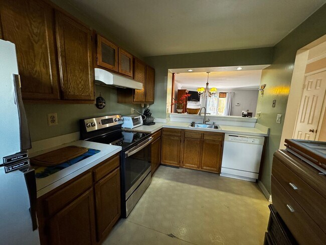Building Photo - Furnished 2BR, 2BA Condo with Backyard in ...