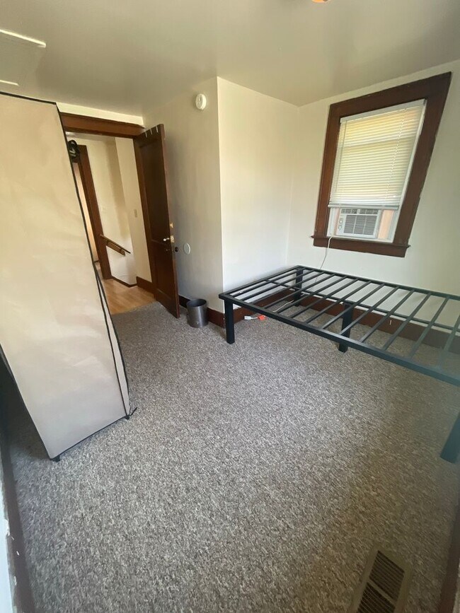 Building Photo - 926 Sylvan Ave