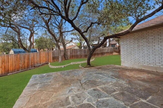 Building Photo - Spacious 4/2.5 in Northwest Crossing