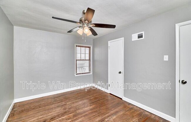 Building Photo - 9823 Meadowview Dr