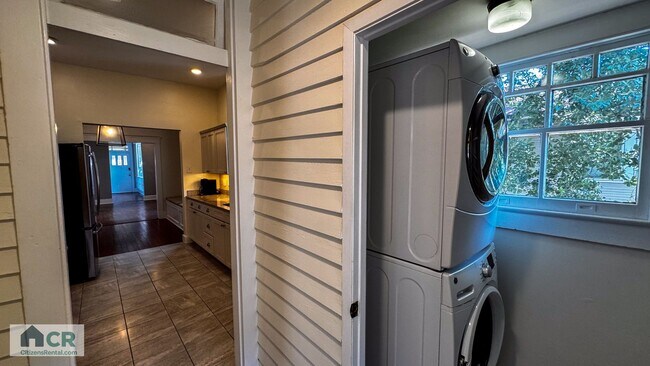 Building Photo - HUGE 9 bedroom house just a few blocks fro...