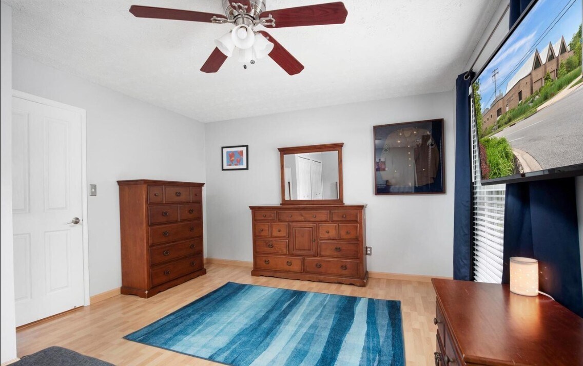 Building Photo - 9454 Fens Holw