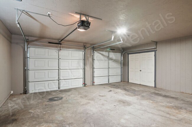 Building Photo - 703 Desert Glen Dr