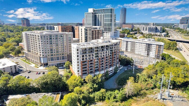 Building Photo - 701 Royal Ct