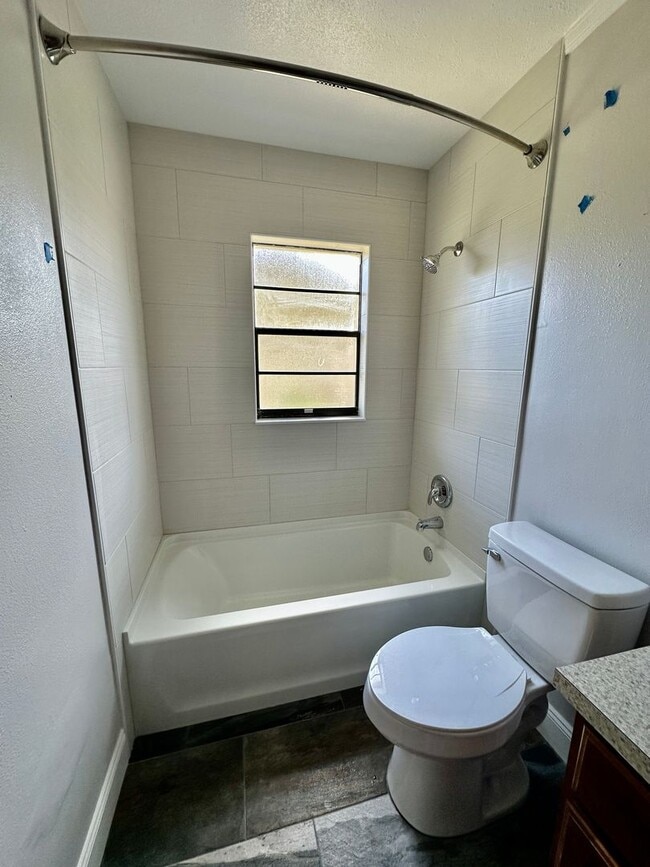 Building Photo - Perfect 3 bed 2 bath with huge fenced back...