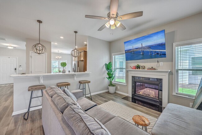 Building Photo - Spacious End-Unit Townhome with Modern Com...