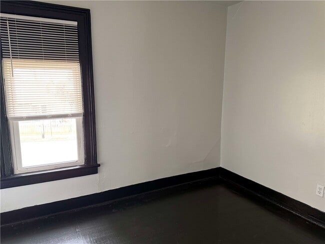 Building Photo - 865-869-869 Clifford Ave