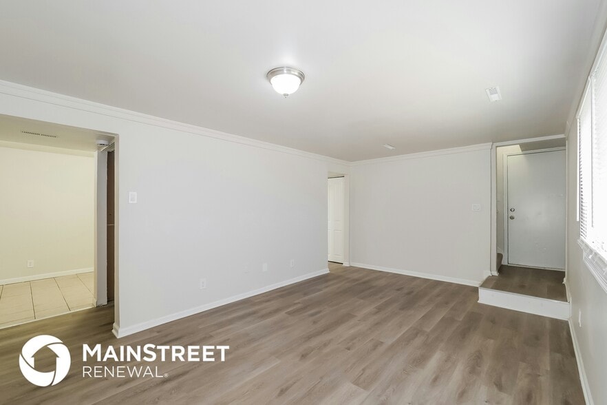 Building Photo - 1702 NE White Dr