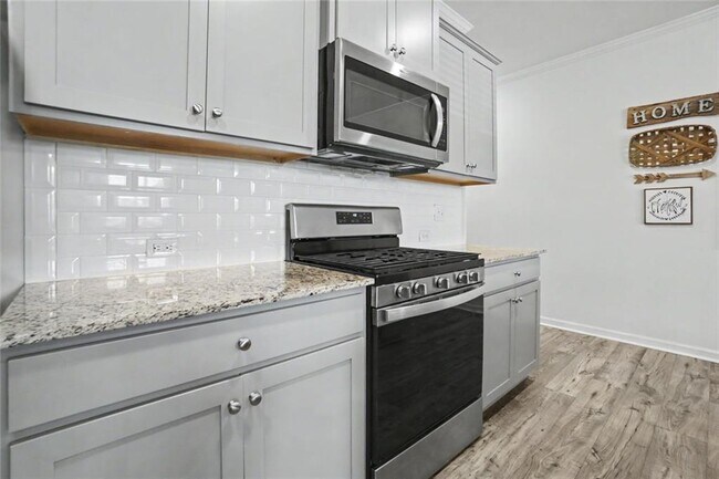 Building Photo - 723 Woodstock Grove Dr