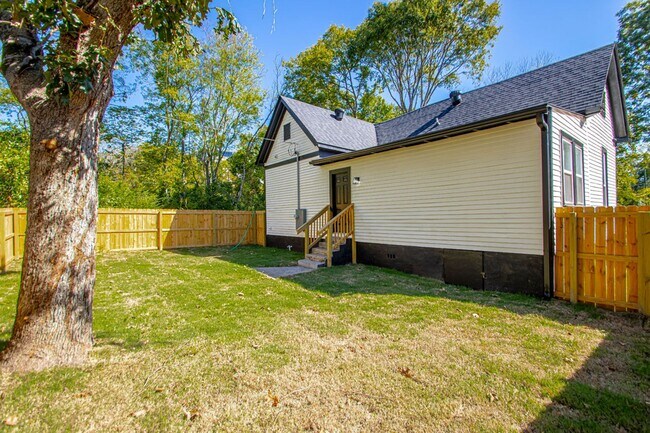 Building Photo - Timeless Elegance with Modern Upgrades – Stunning 3-Bedroom Little Rock Home!